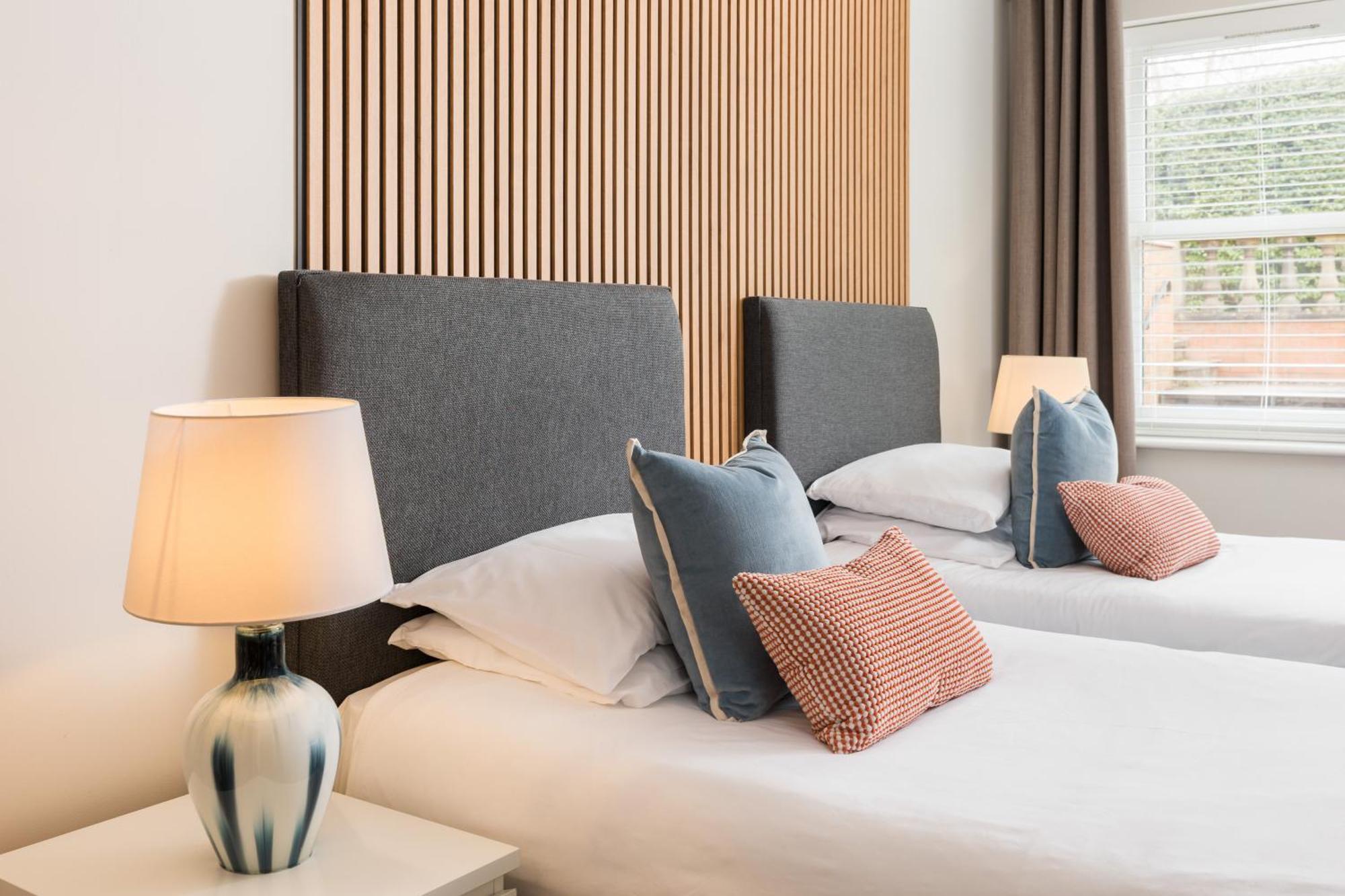 Modern 2-Bedroom Apartments With Free Parking In Лемінгтон-Спа Екстер'єр фото