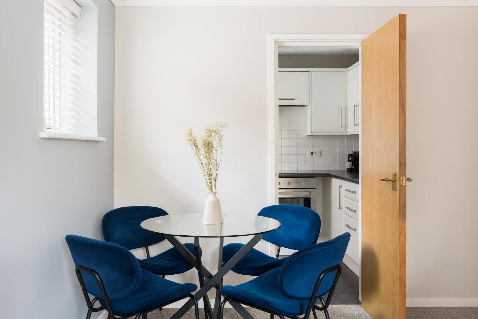 Modern 2-Bedroom Apartments With Free Parking In Лемінгтон-Спа Екстер'єр фото