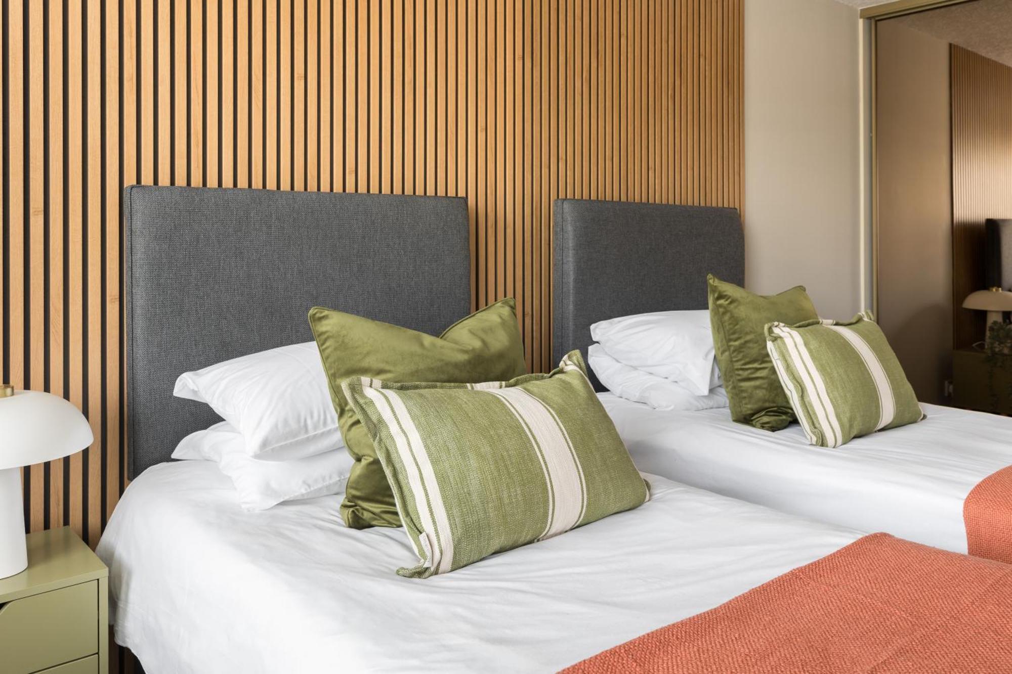 Modern 2-Bedroom Apartments With Free Parking In Лемінгтон-Спа Екстер'єр фото
