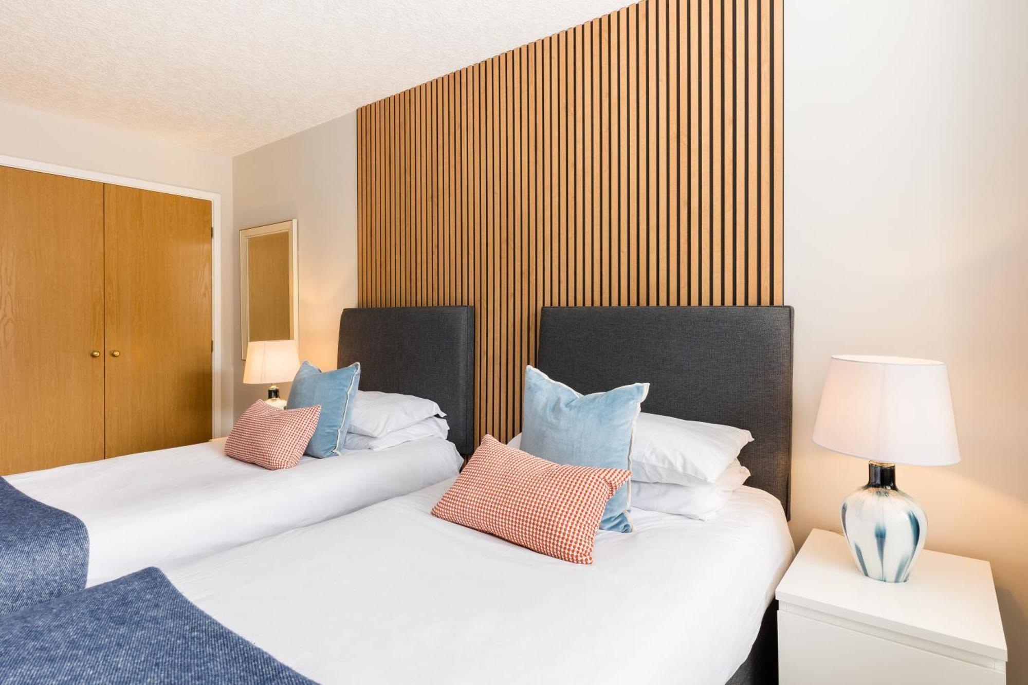 Modern 2-Bedroom Apartments With Free Parking In Лемінгтон-Спа Екстер'єр фото