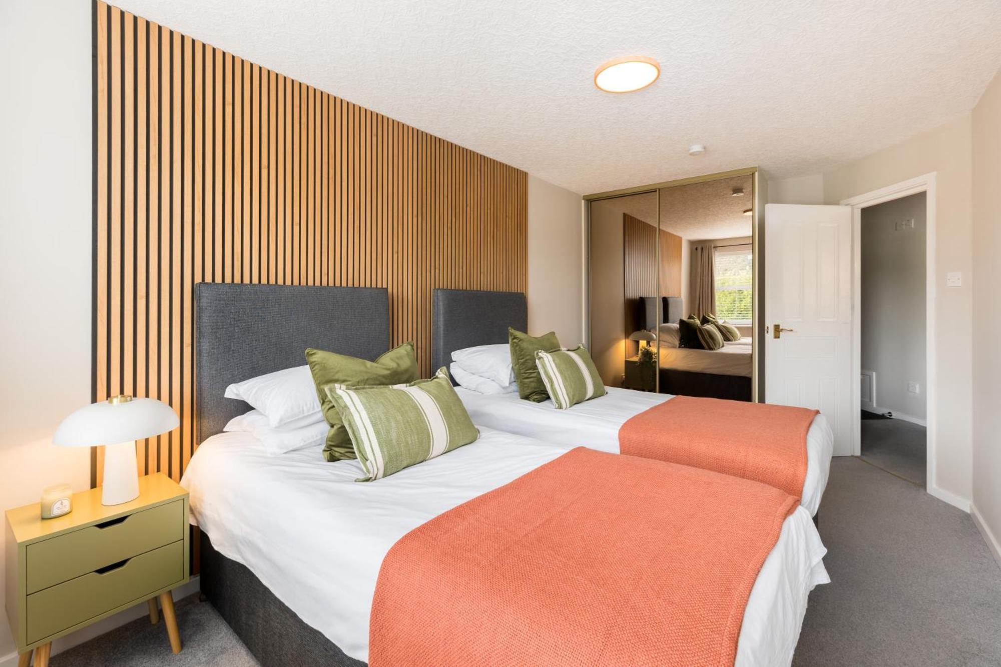 Modern 2-Bedroom Apartments With Free Parking In Лемінгтон-Спа Екстер'єр фото