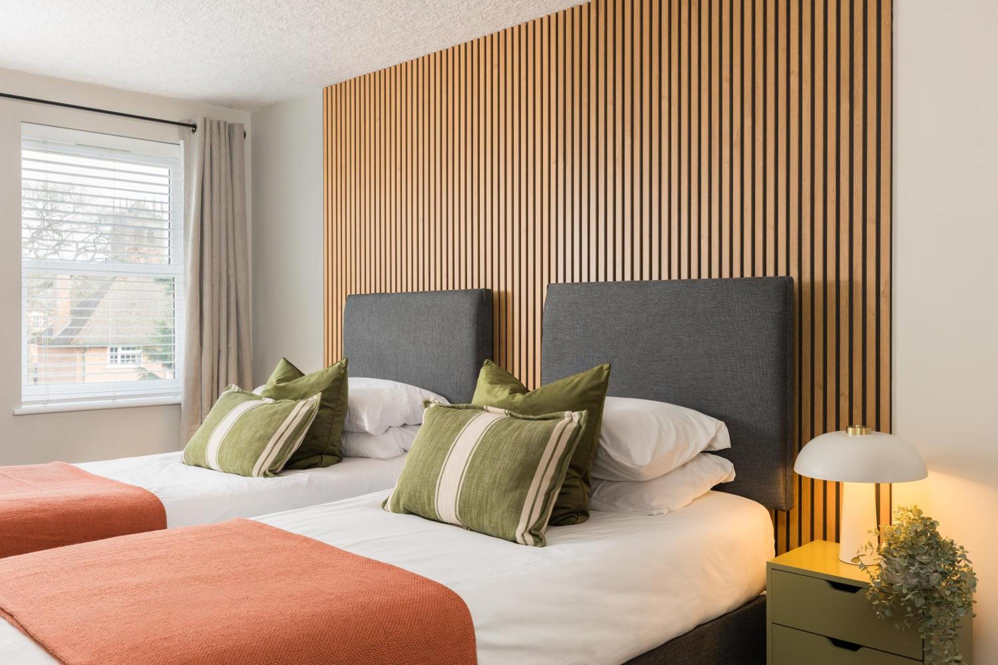 Modern 2-Bedroom Apartments With Free Parking In Лемінгтон-Спа Екстер'єр фото