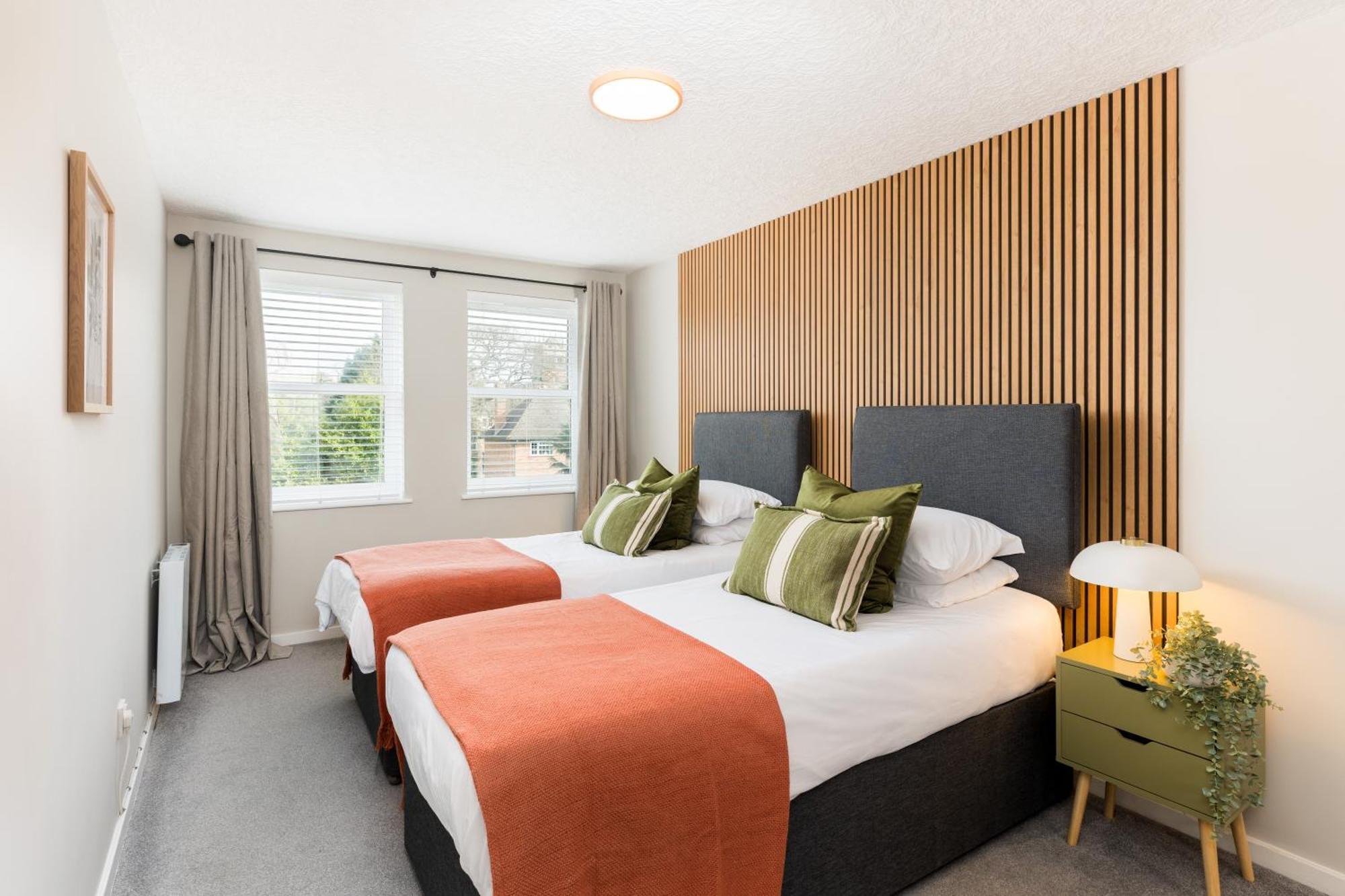 Modern 2-Bedroom Apartments With Free Parking In Лемінгтон-Спа Екстер'єр фото